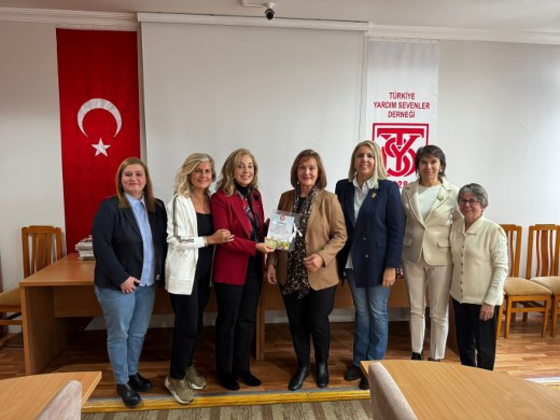 TYSD Genel Merkezimizden Sn. Fatma Ayan’a Bağış Sertifikası Takdimi